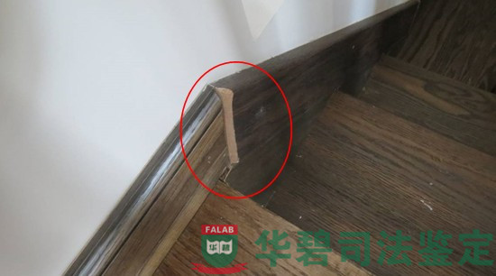 楼梯踢脚线连接处木材线条规格不一致